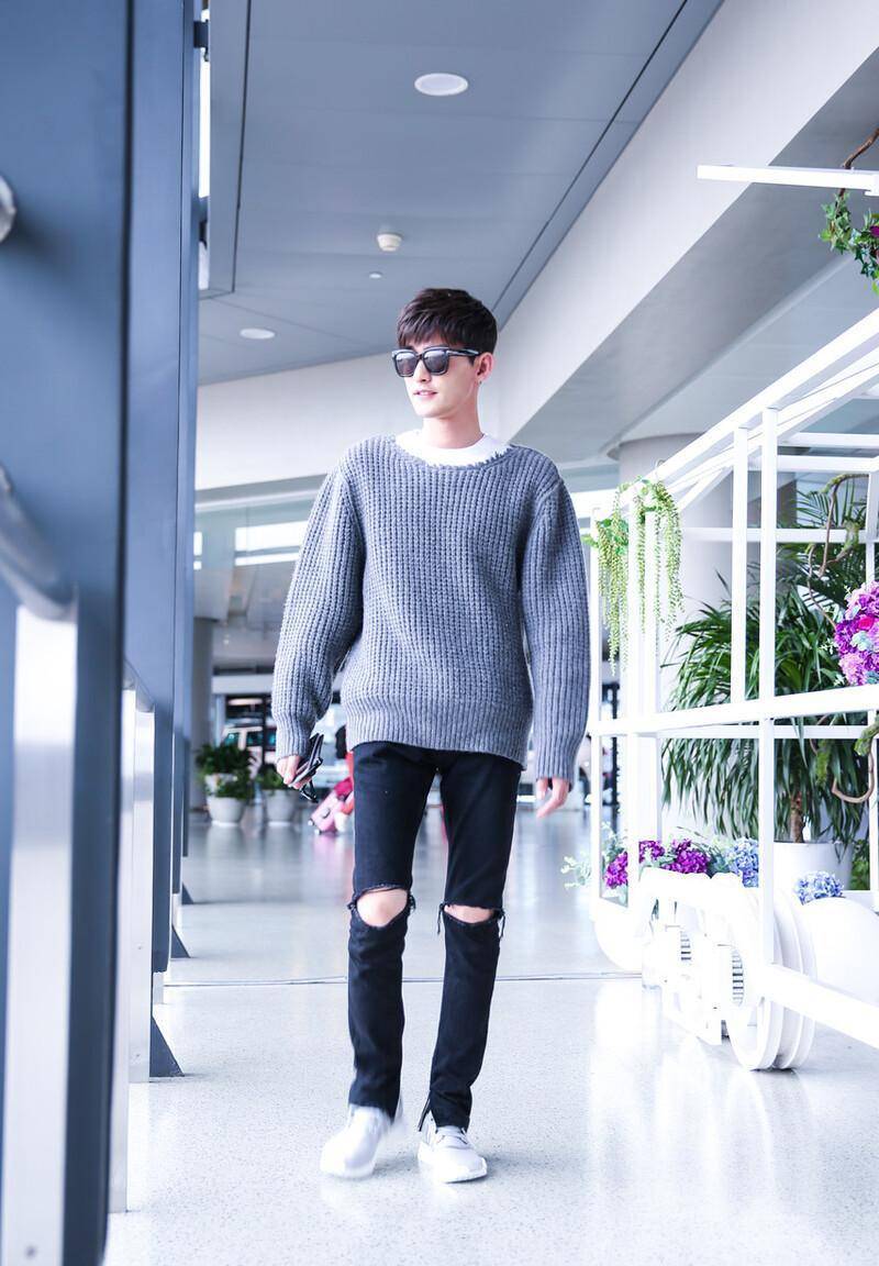 张翰这些帅气造型告诉你,秋季穿搭并不难,咱们可以从这方面入手