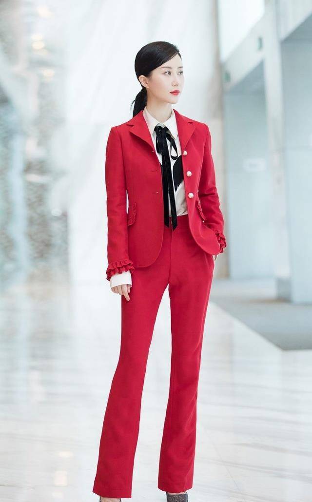 攻气十足!舒畅一身红色西装亮相干练时髦网友:美的不像话