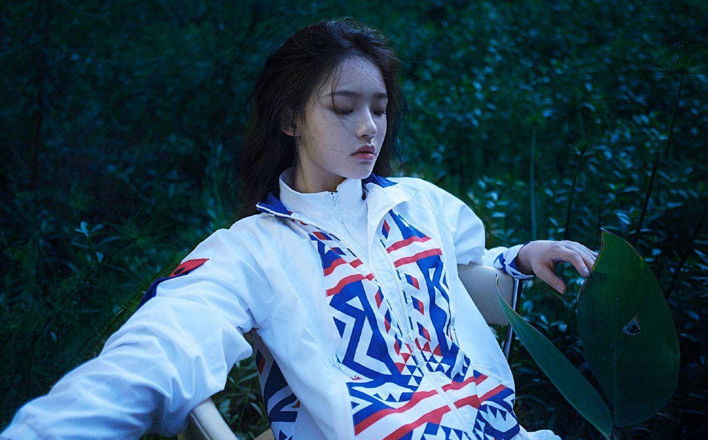 24岁林允解锁新的封面大片,酷飒十足的搭配,每一张都很高级感_look