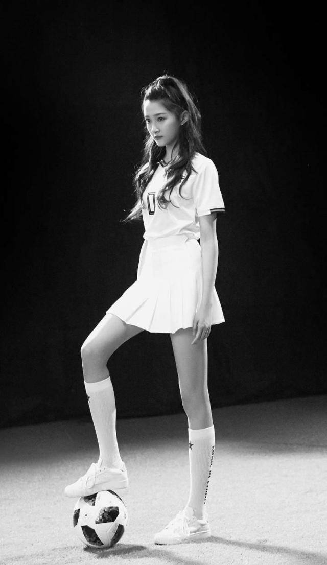 关晓彤去足球队了?身穿百褶裙,尽显大长腿_网友_的足球_有关