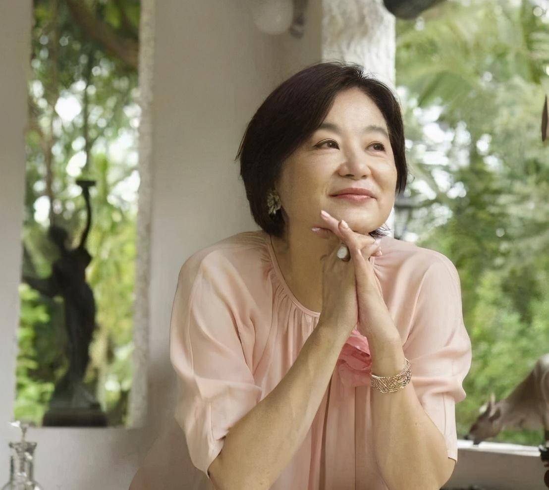 66岁林青霞自曝猛料,曾送3张全近照给张叔平,网友表示太刺激