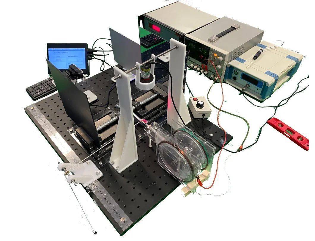 【团队师生】团队学生:王艺融,施证耀,金柯,吴新