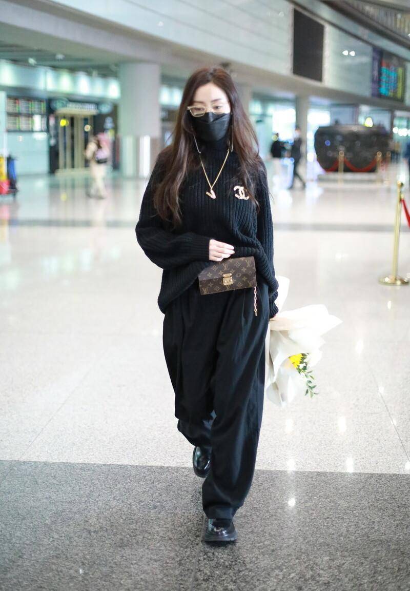 张天爱,把黑色高领毛衣穿出了新看点,全黑look很神秘很潮酷_爱的_腰包