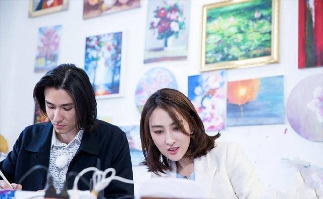 富豪手把手教马苏滑雪不慎摔倒,网友:有谁注意到他手放的位置_薛世恒