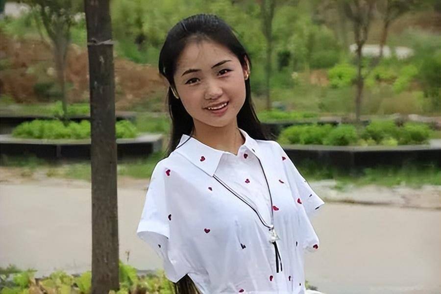 农村女孩杨佩:9岁失去双臂,23岁一夜爆红,事业爱情双丰收_小时候_报纸