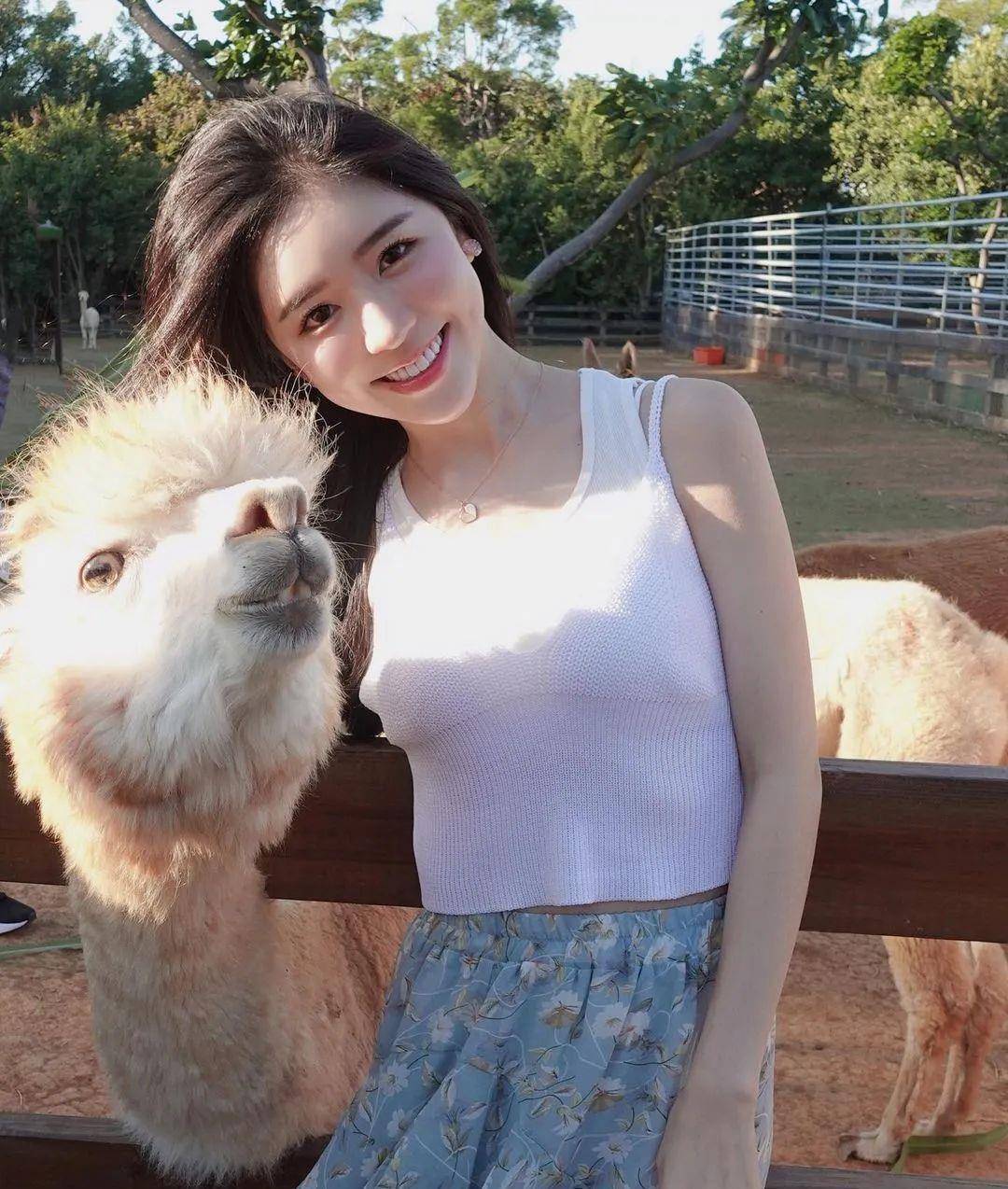 张安琪的ins帐号是:angelachong_99 有喜欢的可以去关注一波哟返回