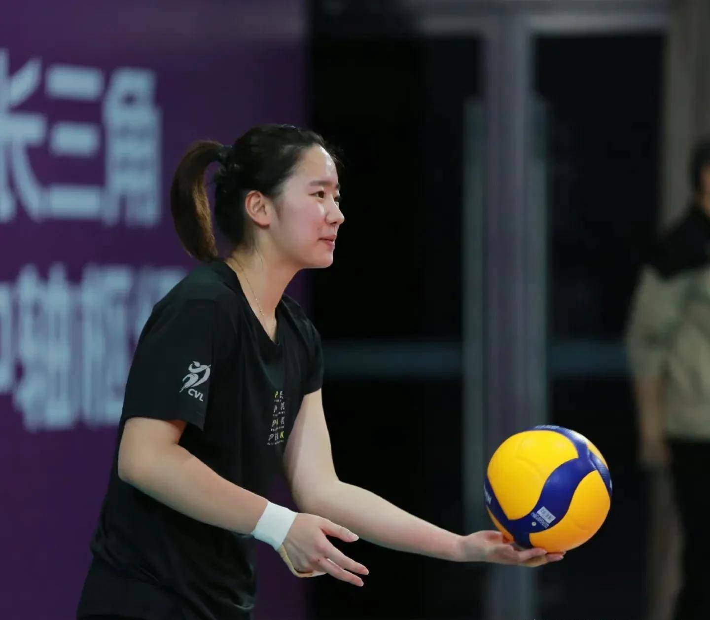 倪非凡腰部受伤失支撑,唐欣挺身而出难回天,江苏女排惜败上海_比赛