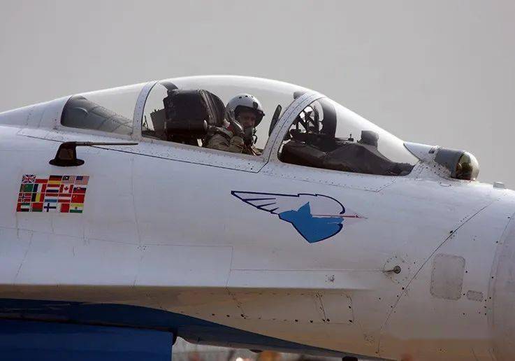 惊心动魄——俄罗斯勇士,雨燕飞行表演队天空太惊险(三)_精彩表演