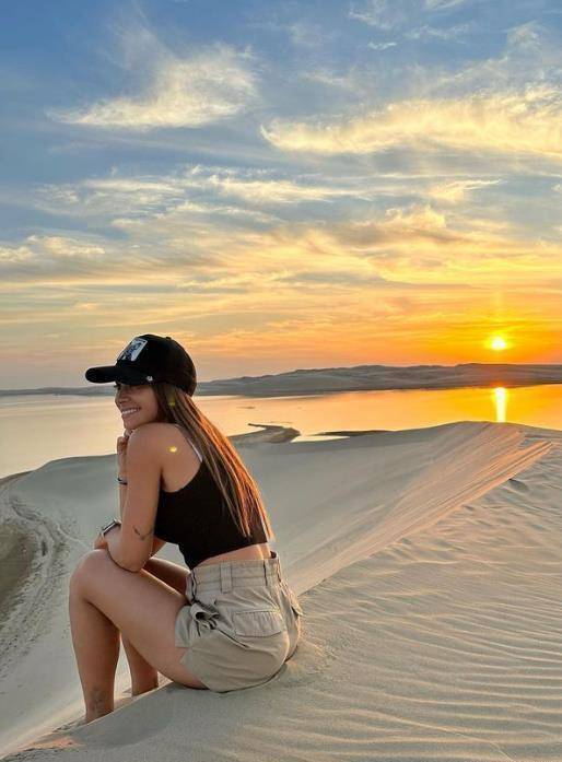 在阿根廷毕业后,安东内拉搬到巴塞罗那与梅西同居,目前安东内拉在社交