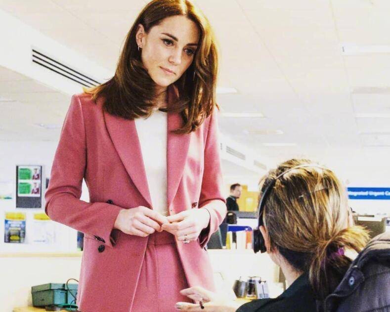 同穿职业装居家办公,凯特王妃气色大好,西班牙王后消瘦显憔悴