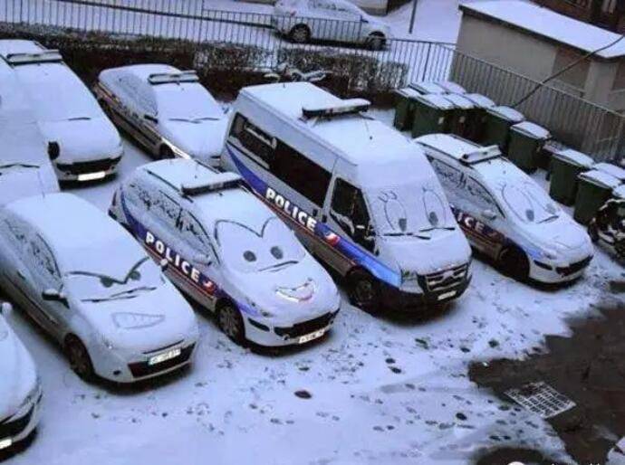 一夜之间自家车上布满了涂鸦,车主却舍不得擦掉_车窗_大雪_除雪