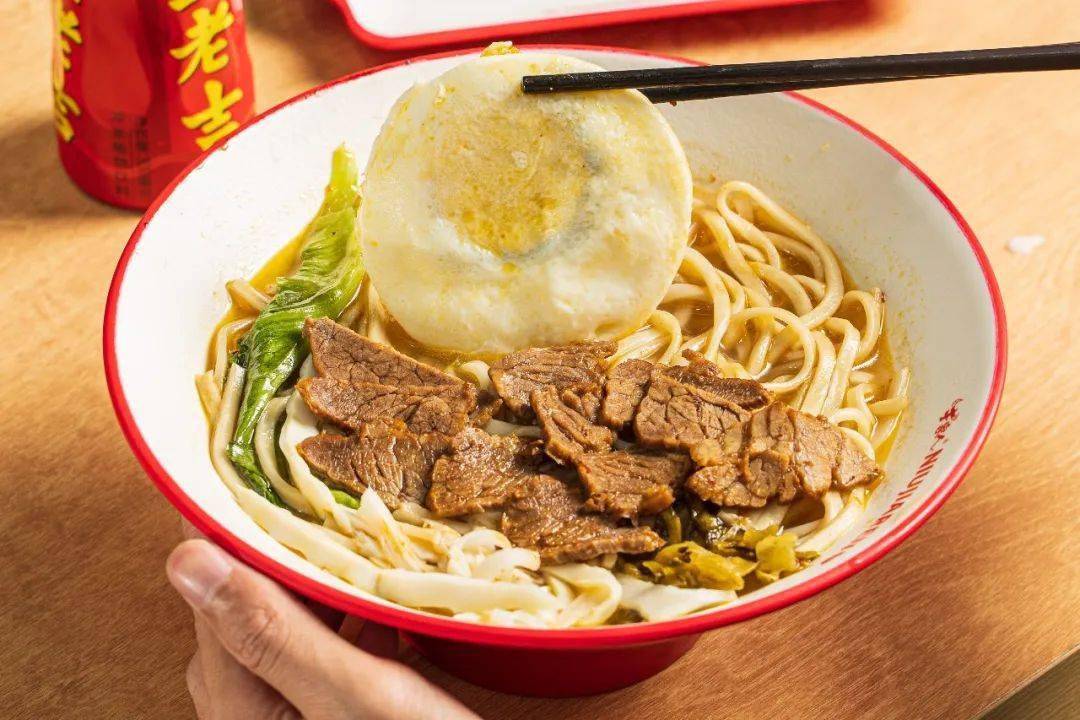 9秒单人粉面套餐!大片牛肉咸香入味,肉感紧实!汤底纯正鲜浓,还不去吃!