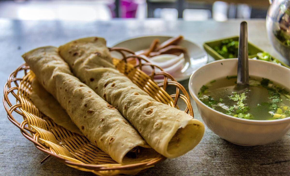 潍坊大集上的朝天锅,一卷4两肉只卖18块钱,出摊就围满人_条件_时候