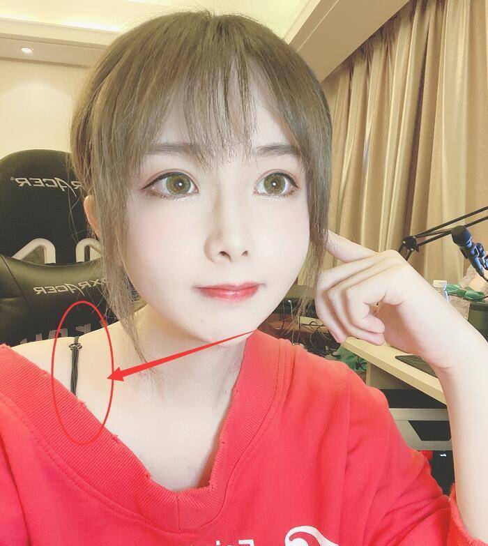 轩墨宝宝秀最新自拍照,肩上带子格外醒目,他真忘了性别?