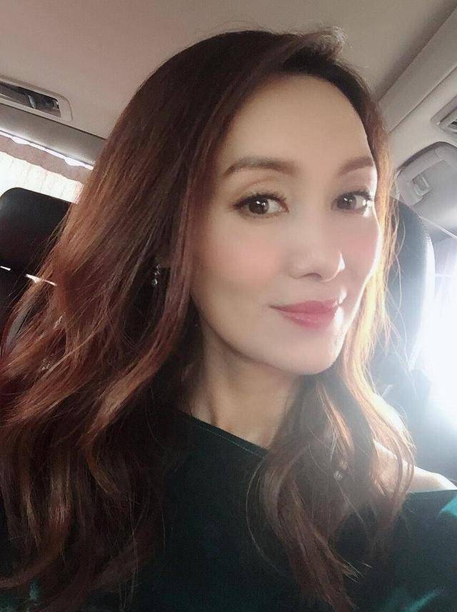 郭可盈晒照片以身作则,如今五十岁依然女神范_父亲_女儿_生意