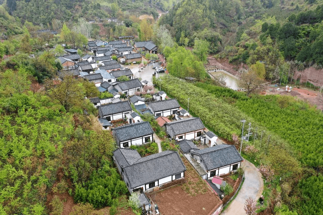 两当入选"2022年中国美丽休闲乡村"的灵官殿村,值得一游!