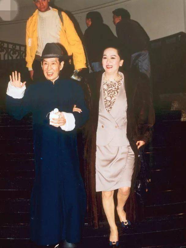 洪金梅:为嫁大29岁富豪,穿30年塑身衣束腰,却告诫儿子不要结婚_邓永祥