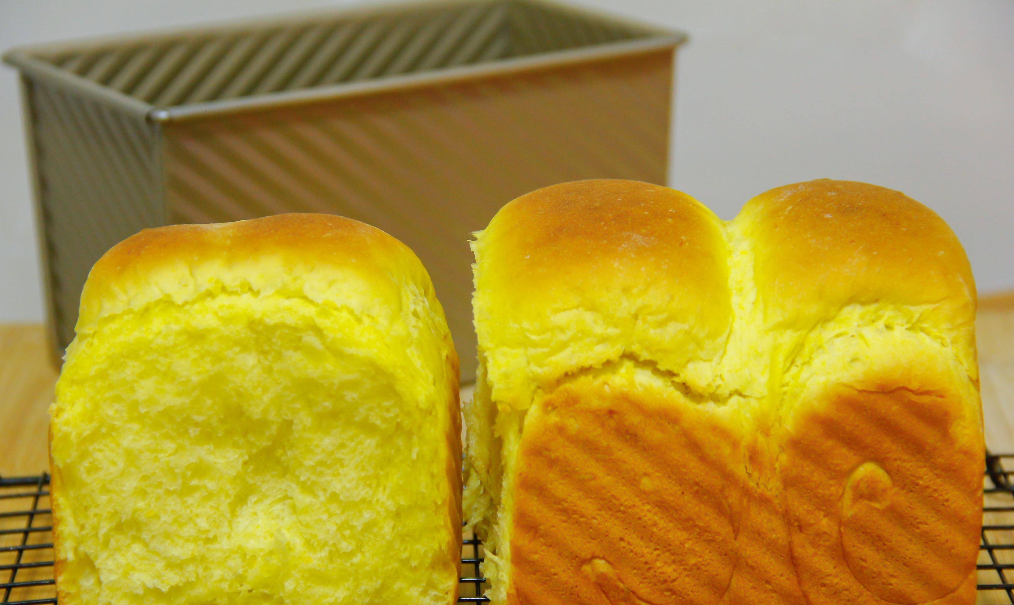 南瓜吐司,软到想哭,用手撕开,吃着香喷喷的南瓜吐司_面团_烤箱_黄油