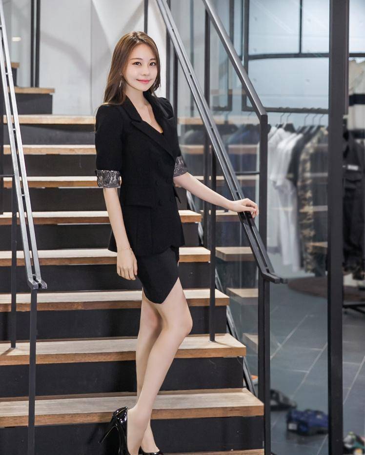 可以看到这位小姐姐的气质更像是一家公司的女老板,而且从穿衣打扮中