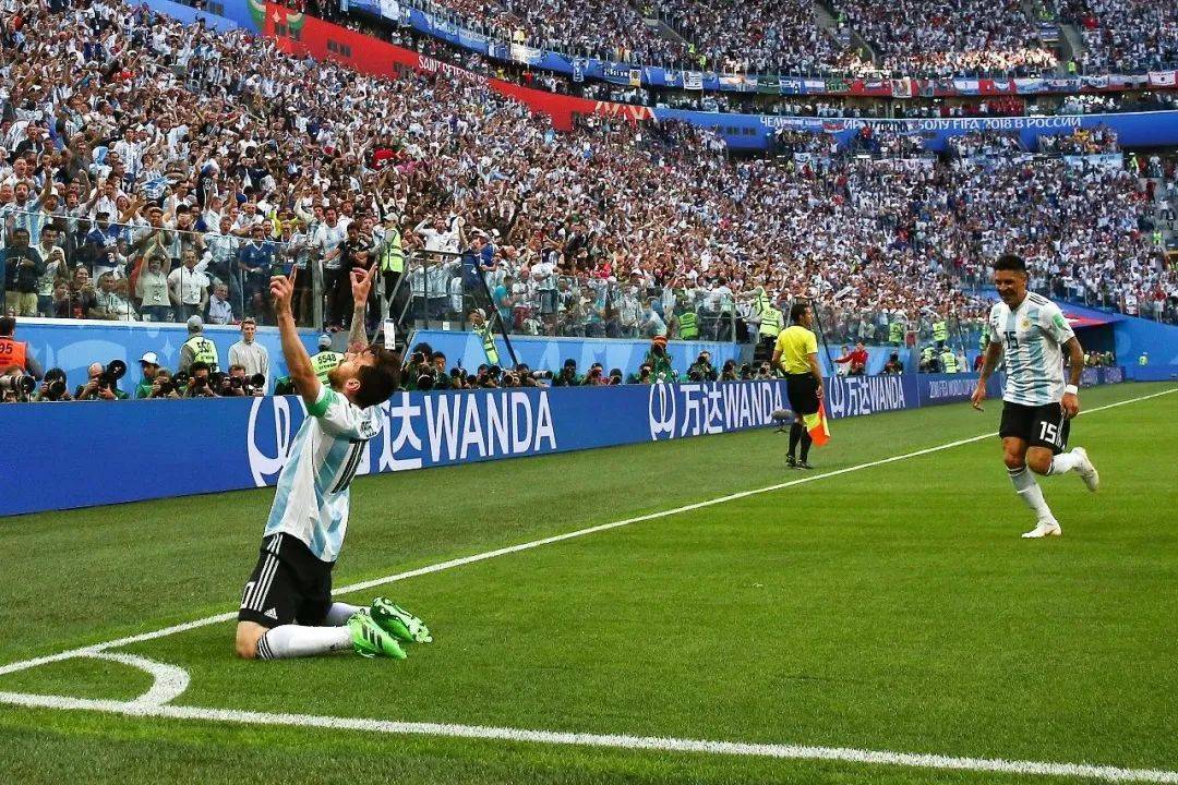 图片来源:万达集团他的身旁有万达梅西打入首球,跪地双手指天时阿根廷