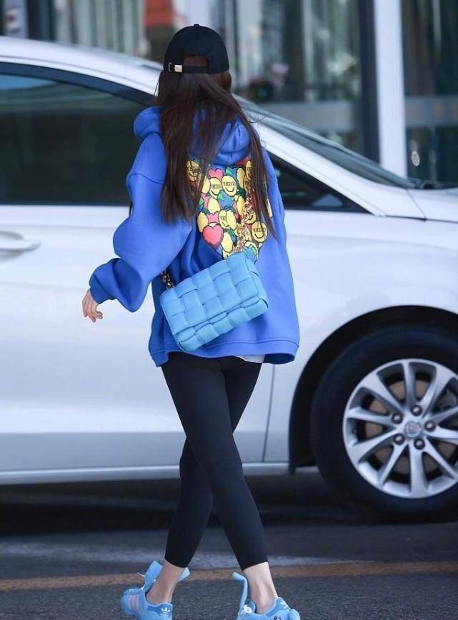 angelababy元气满满现身北京机场,这鞋子也太抢镜了吧!