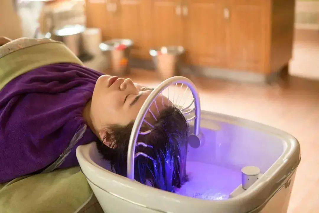 条件允许的情况下,建议仙女们去理发店做下头发水疗,它可以滋养我们的