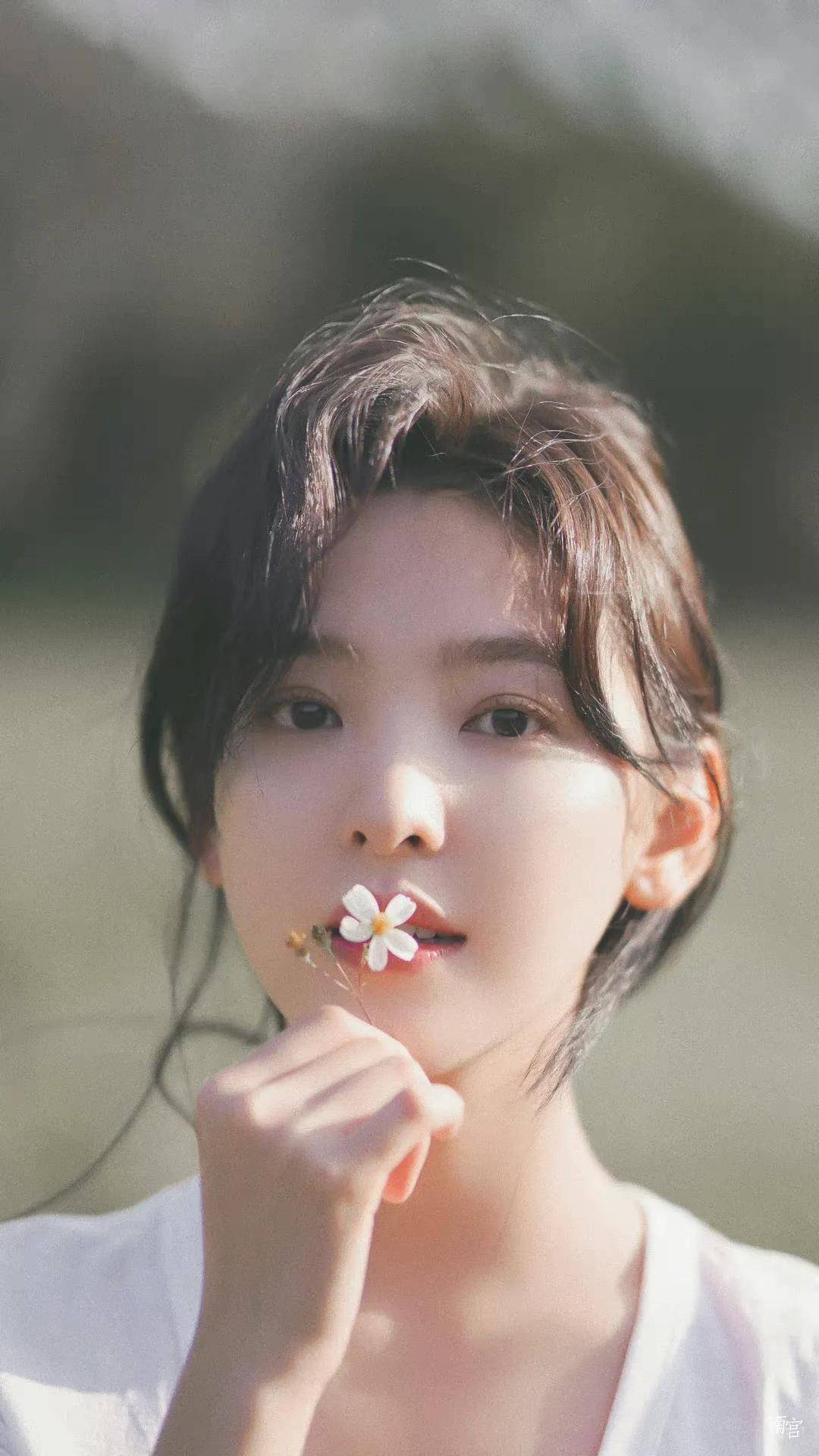 在扎马尾辫写真中,扎着两个马尾辫的章若楠看起来特别娇俏可爱,并且穿