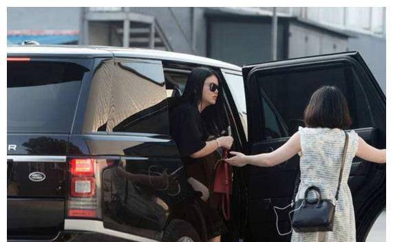 李湘与神秘男开豪车发生剐蹭,李湘腿翘起蹬车窗!至少相处半年!