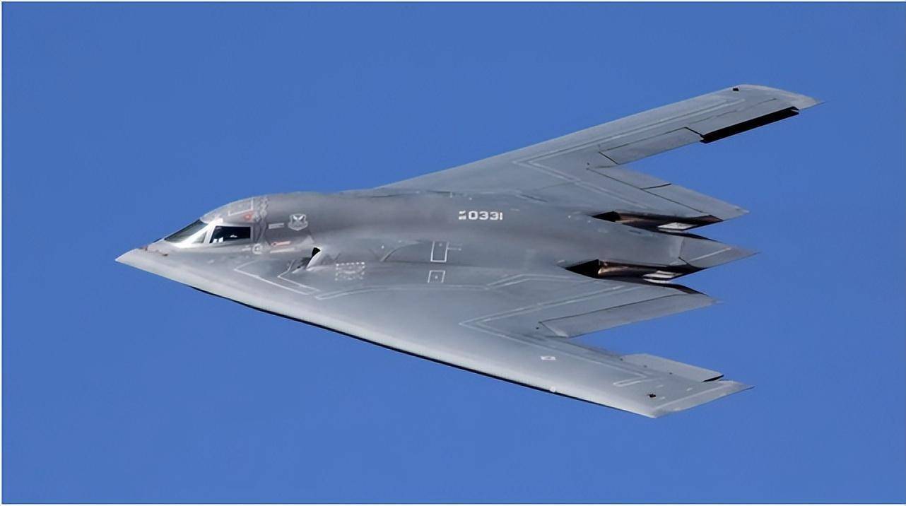 美军b-21隐身轰炸机正式亮相,高性能背后野心不小,我军如何反制_我国