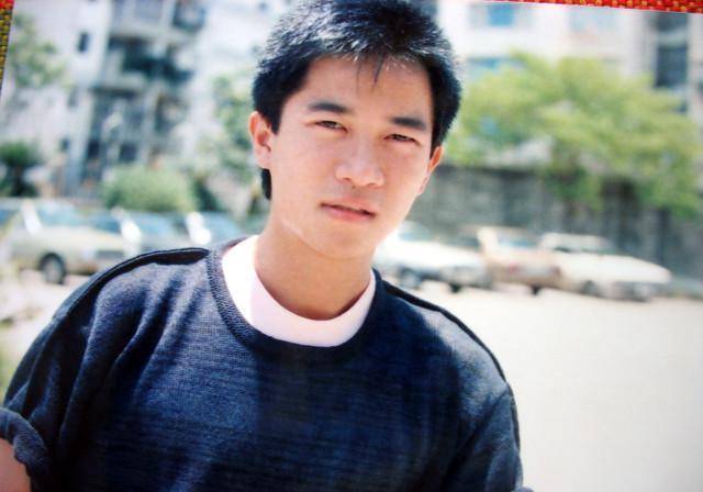 何鸿焱为何宁愿接受张国荣,却不待见陈百强,到底是何原因?