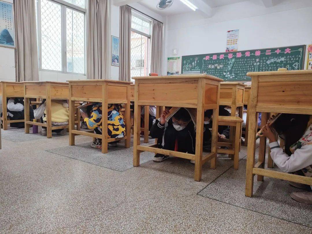 筑牢安全防线 构建平安校园 | 蓬中华侨小学举行防震应急避险与安全