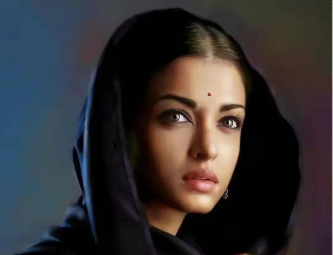 这个印度女孩凭着美貌火爆网络，一双橄榄绿的眼睛也太美了吧！-搜狐大视野-搜狐新闻