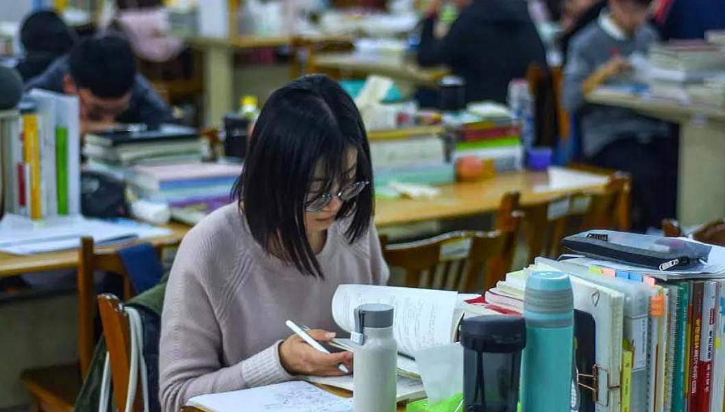 为啥不建议女孩子在大学就结婚生子呢？原因很现实也很扎心