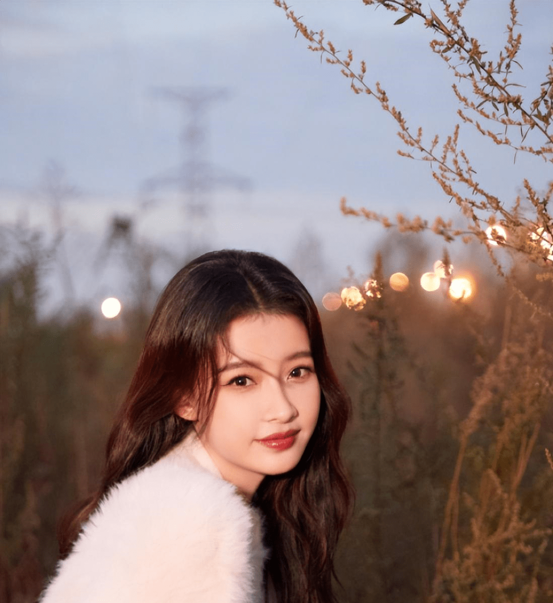 现身金鹰晚会彩排,被指获封金鹰女神,本人迅速否认_发声_礼服_谭松韵