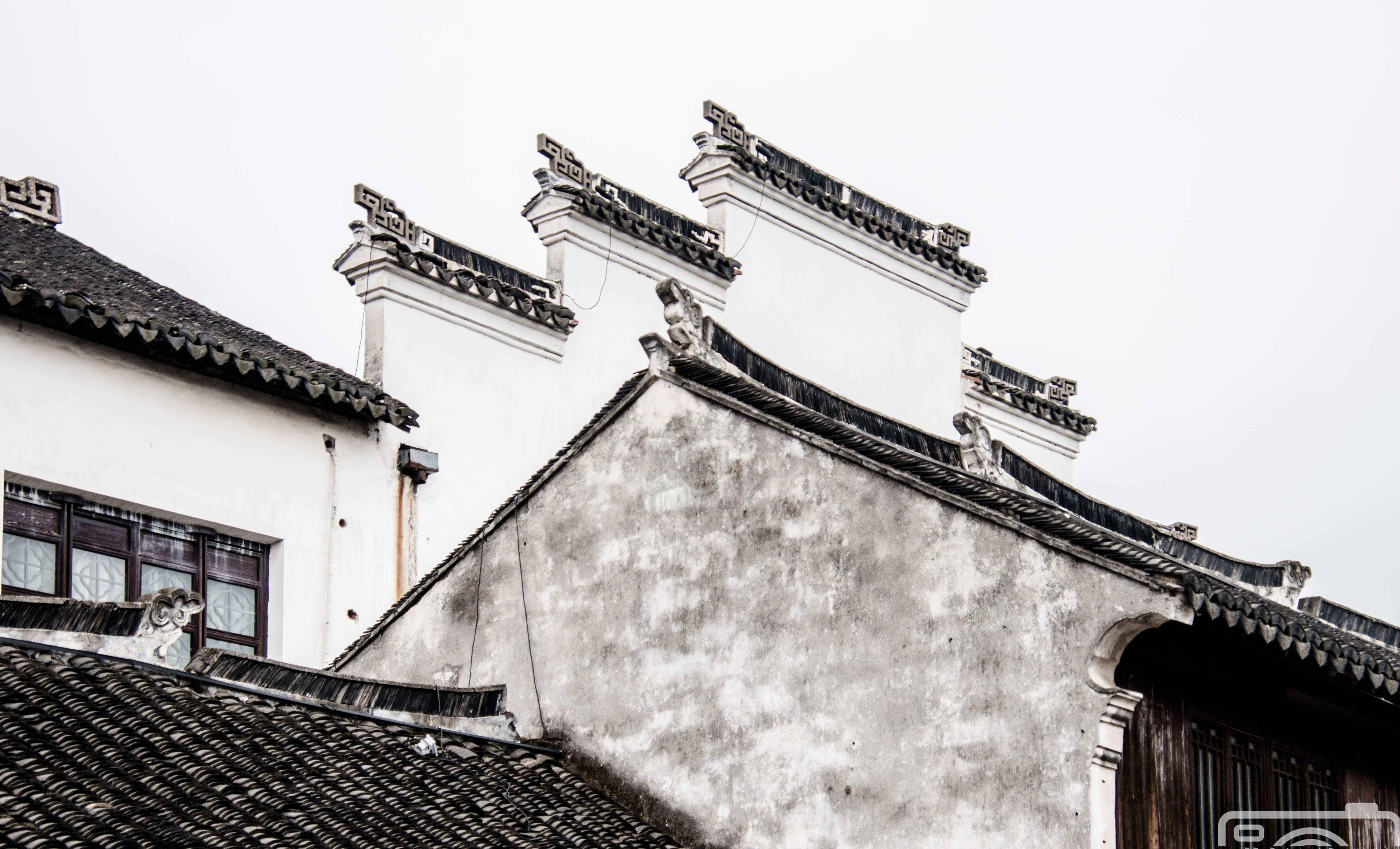 江苏古镇位于三地交界处,白墙灰瓦的传统建筑众多,古石桥14座_中国