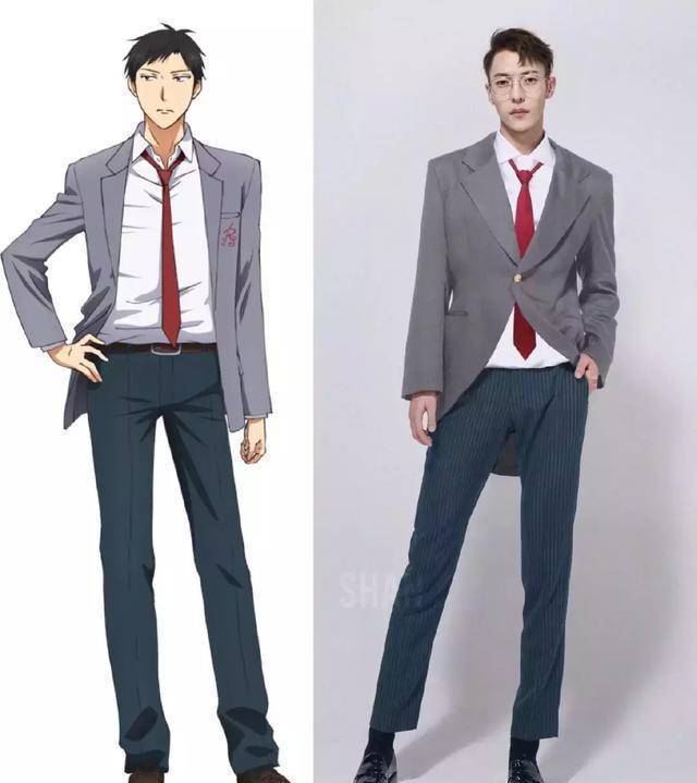 同款校服,同款姿势,连五官都有些神似,简直是活生生的从漫画里走出来