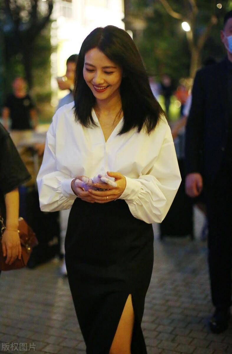 高圆圆做客李佳琦出镜间!