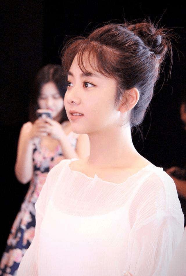 赵丽颖谭松韵都是初恋脸,换上同款发型你更爱谁?_造型_明星_年纪