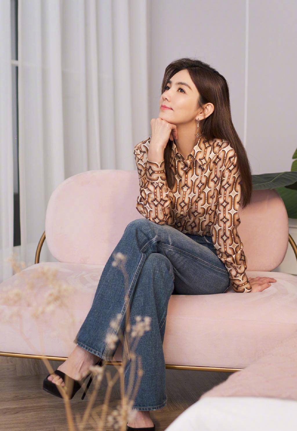 ella真拼,穿12厘米细高跟出镜,配衬衫牛仔裤霸气又优雅_陈嘉桦_节目