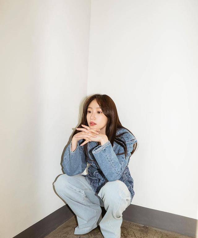 安喜延牛仔服穿搭太抢镜了,深浅两色层次鲜明,气质减龄魅力十足_浅色