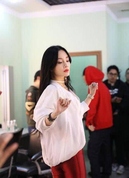 李小璐赶紧女团出道吧,穿"气球裤"跳舞,眼神中都是戏_红色_造型_粉色