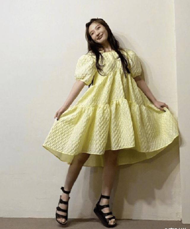 从胖爱豆逆袭成"时尚炸弹",joy穿蓬松裙气质好,时尚力超强_朴秀荣