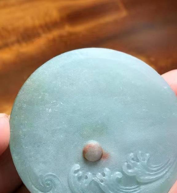 洒金的翡翠手镯芯,玉雕师傅巧妙雕刻"独占鳌头",成品精美_题材_宝主