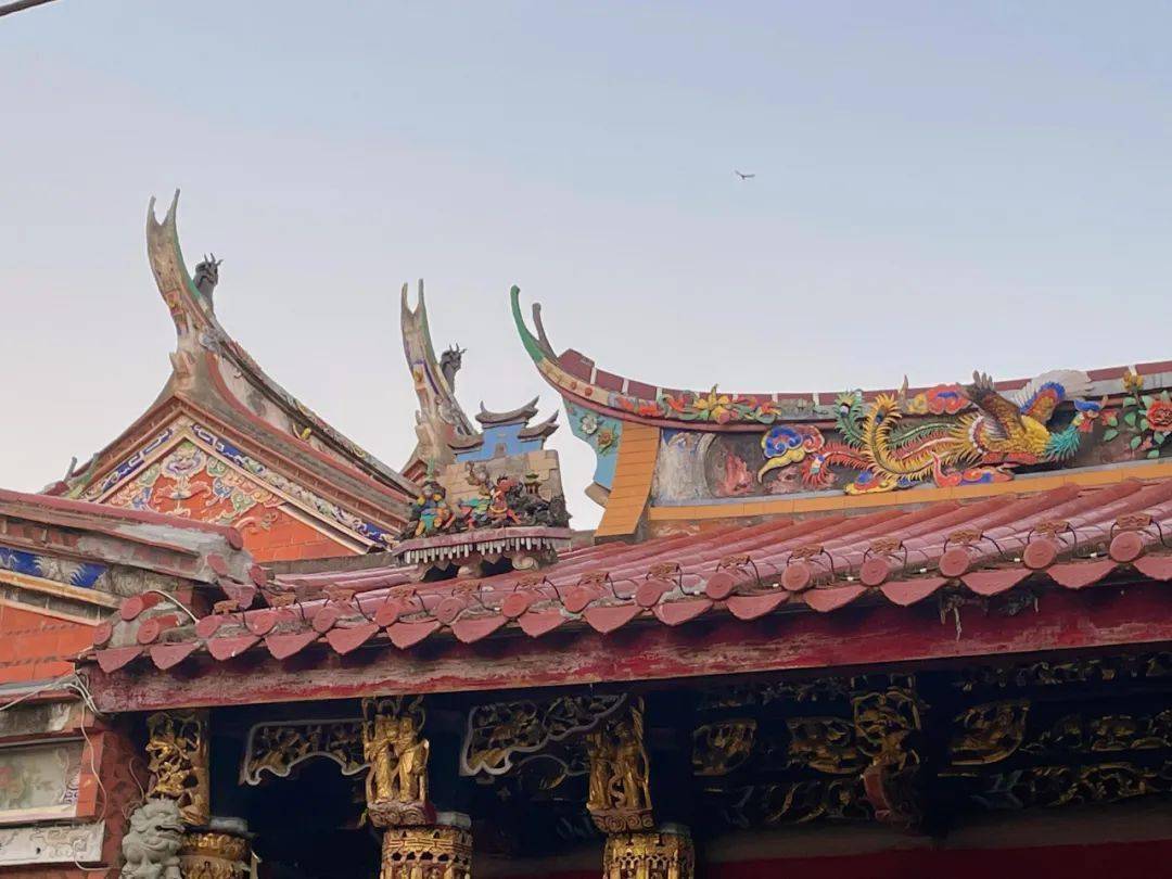 闽南传统建筑的厅堂等主要建筑的正脊,一般不分段,称一条龙