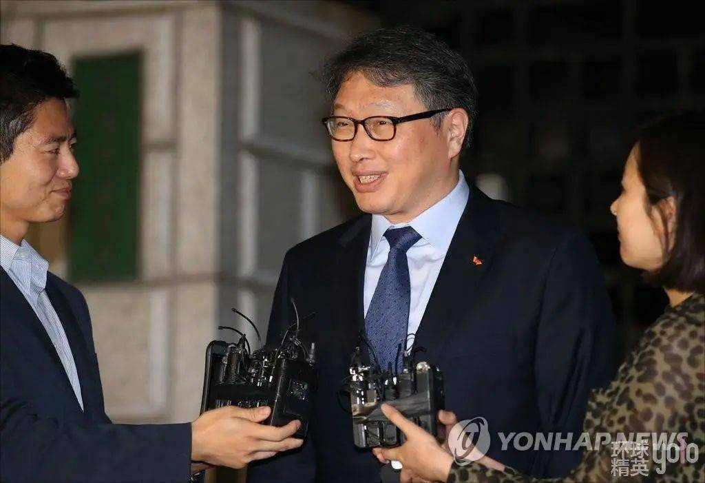 这边催着卢素英离婚,那边崔泰源和情妇金喜英也相当高调,他在媒体上