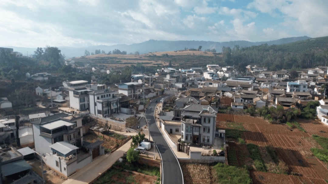 坝心镇白浪村:"家门口"就业 让爱不再"留守"_村民_发展_石屏