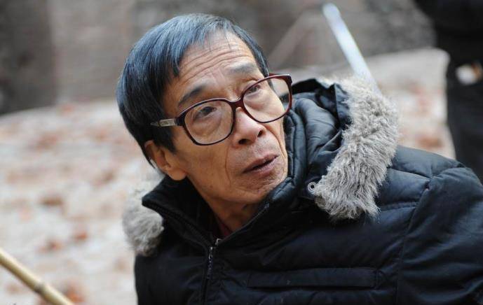 颜冠英:做了20年的熨衣工,50岁辞职拍戏,凭"贾队长"一角成名_工作