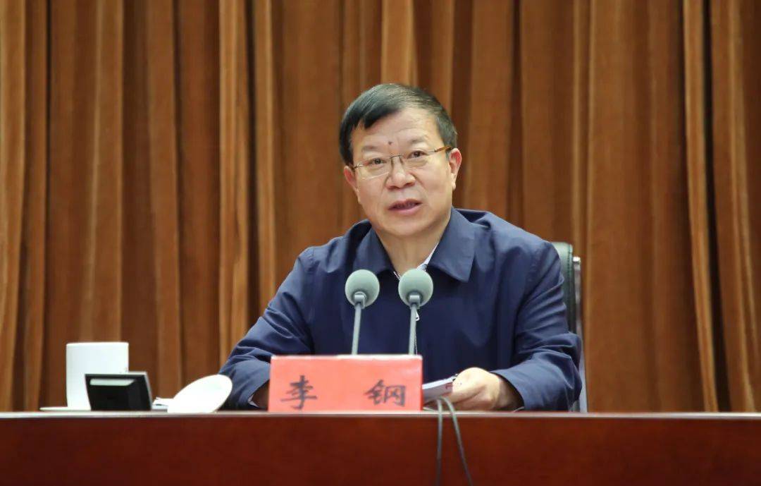 自治区宣讲团成员,自治区党委政法委常务副书记李钢作宣讲报告.