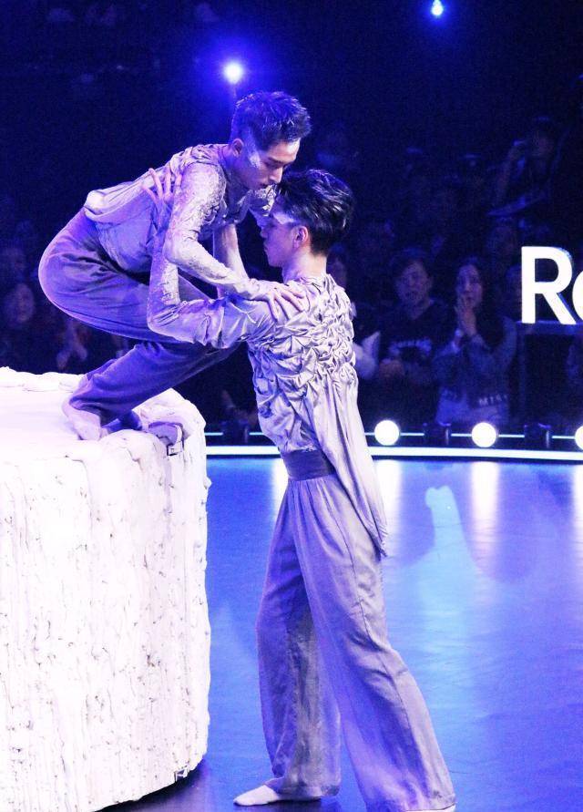 《舞蹈风暴》最强大神组合带伤上阵,刘迦暖心抱李响下台太感人_节目组