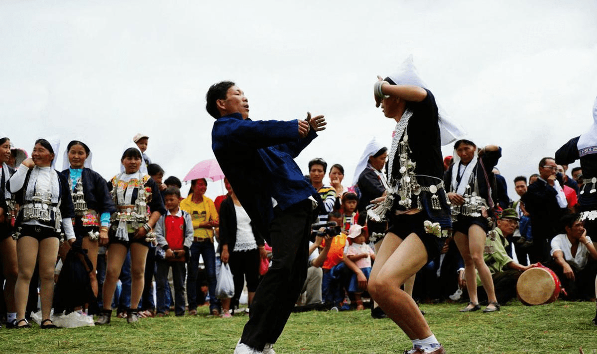 云南开放的奕车族,以粗腿为美一生都穿"超短裤",上衣穿法独特_衣服